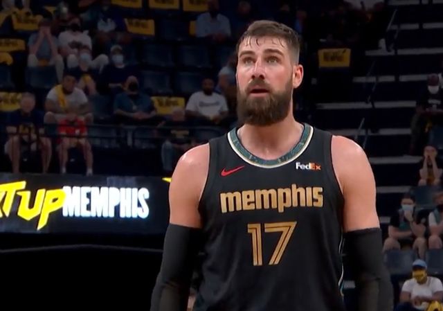 雄鹿轻取马刺，瓦兰丘纳斯打破历史纪录