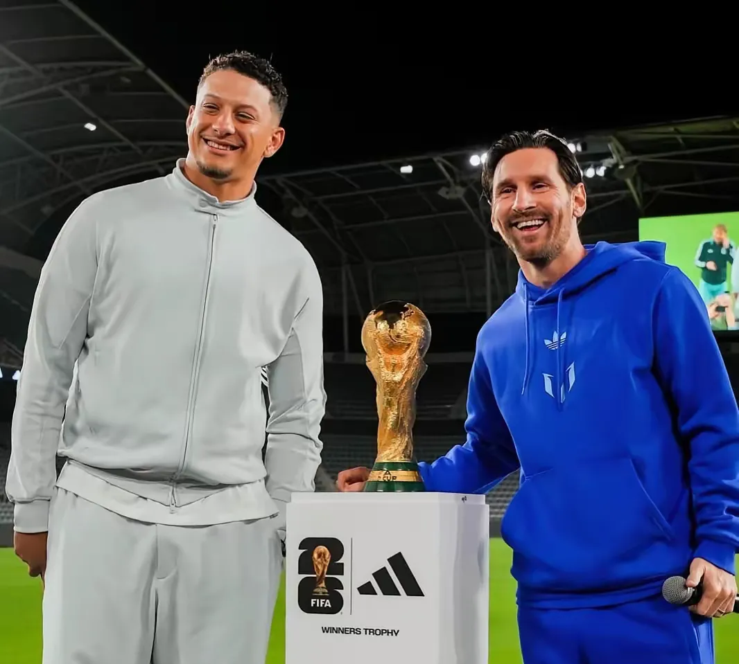 那不勒斯轻取曼联，梅西刷新纪录