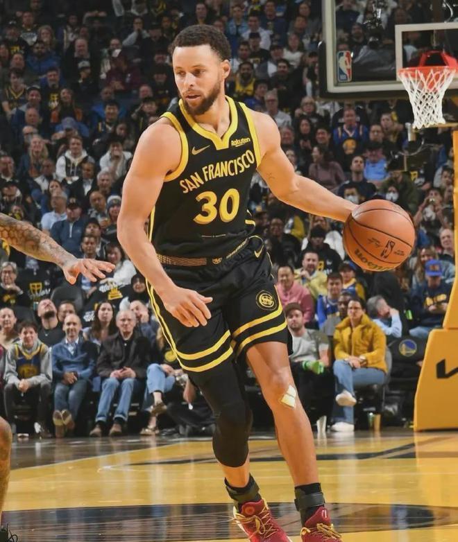 四川队完胜辽宁队，库里惊艳四座