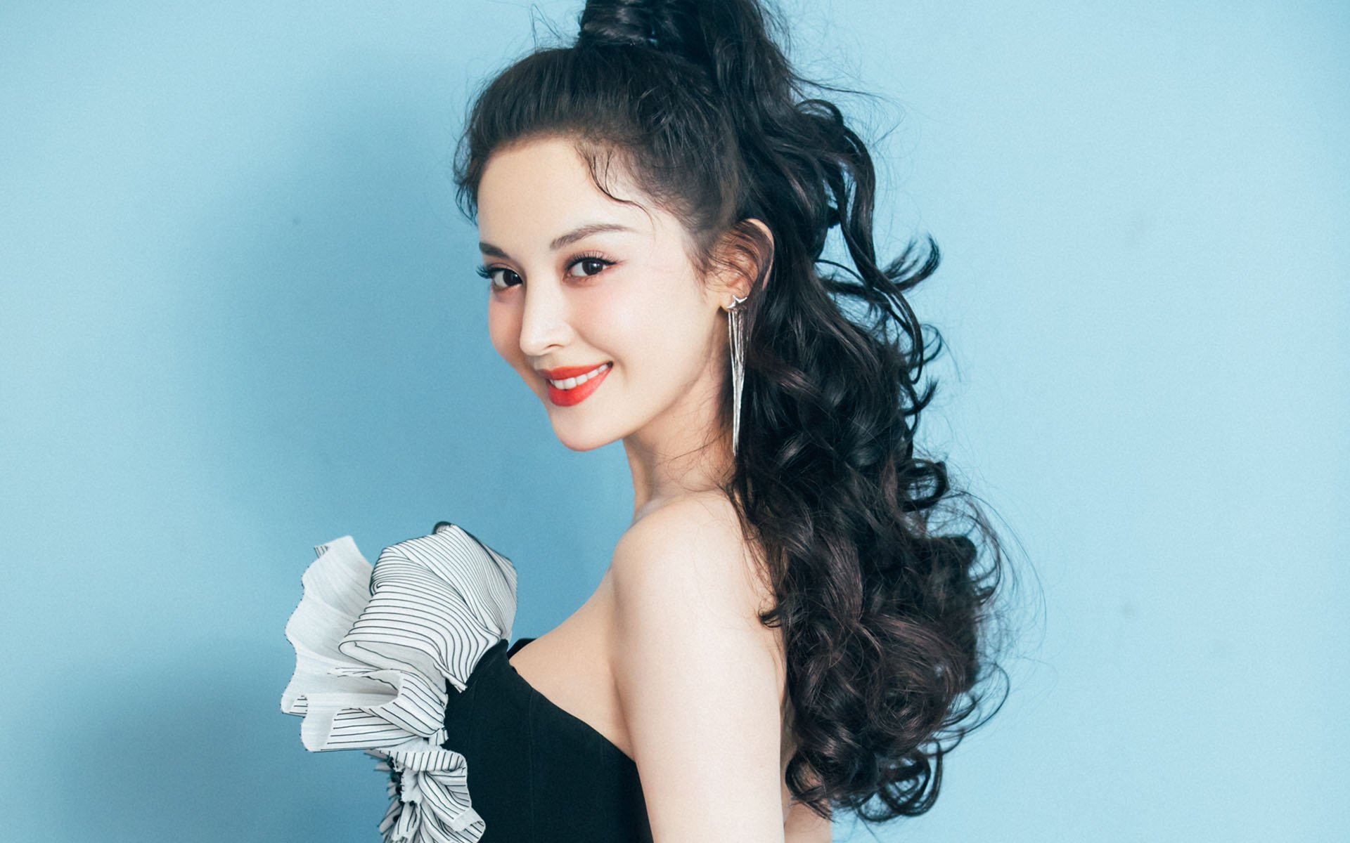 赛道与球场的双重霸权，F1揭幕战暗合德国全面压制马赛的统治叙事